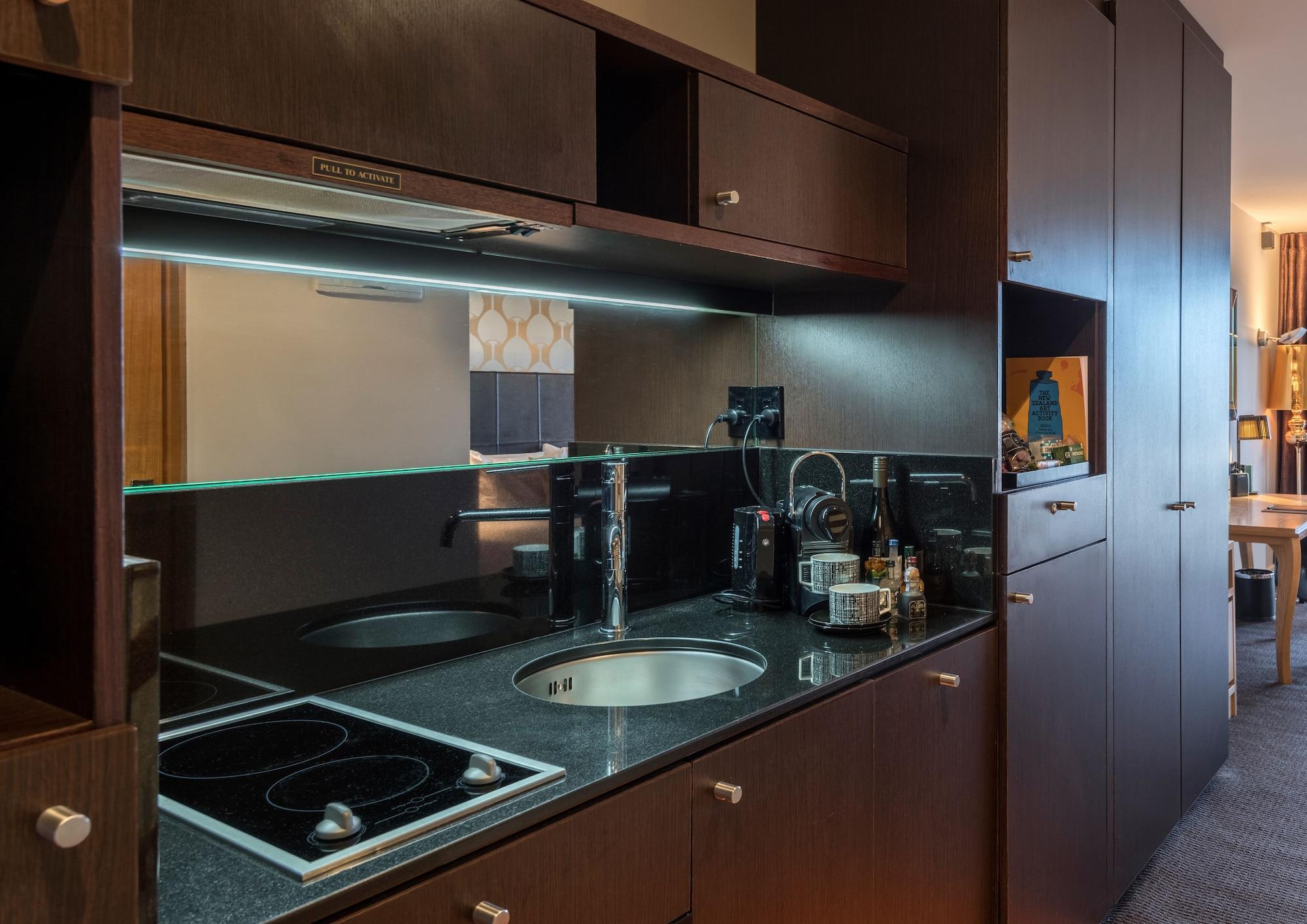 คิวที เวลลิงตัน อพาร์ตเมนต์ Hotel ภายนอก รูปภาพ A kitchen in a serviced apartment