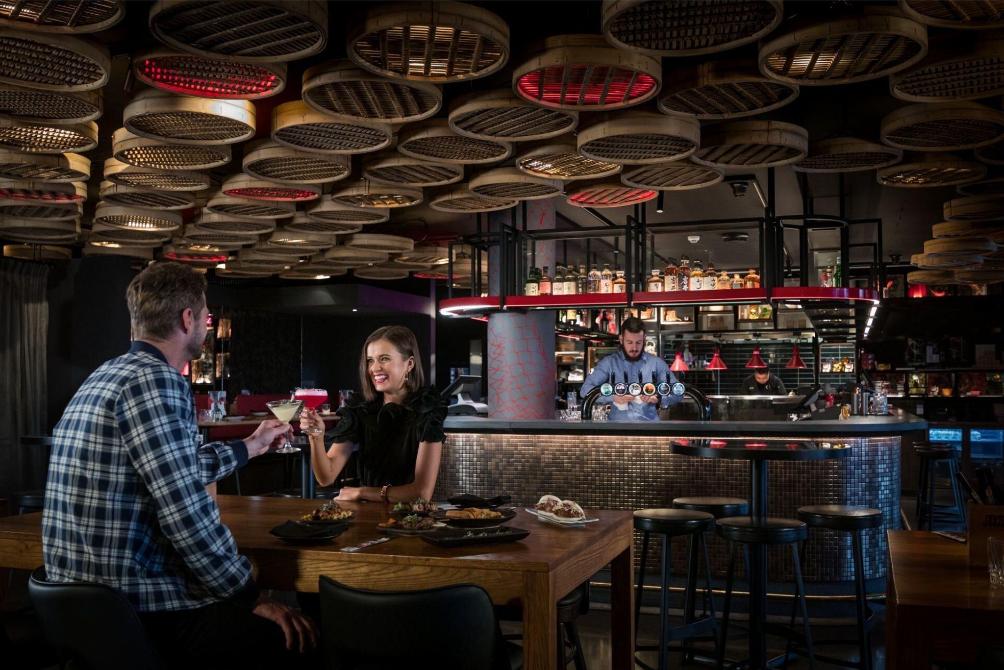 คิวที เวลลิงตัน อพาร์ตเมนต์ Hotel ภายนอก รูปภาพ The interior of a Starbucks Reserve store