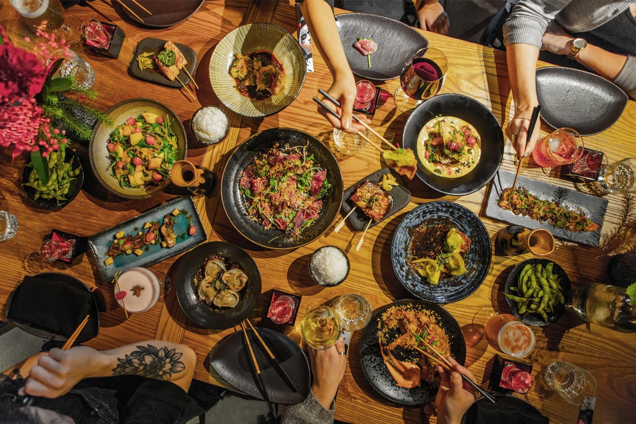 คิวที เวลลิงตัน อพาร์ตเมนต์ Hotel ภายนอก รูปภาพ A selection of dishes at a restaurant in Hong Kong