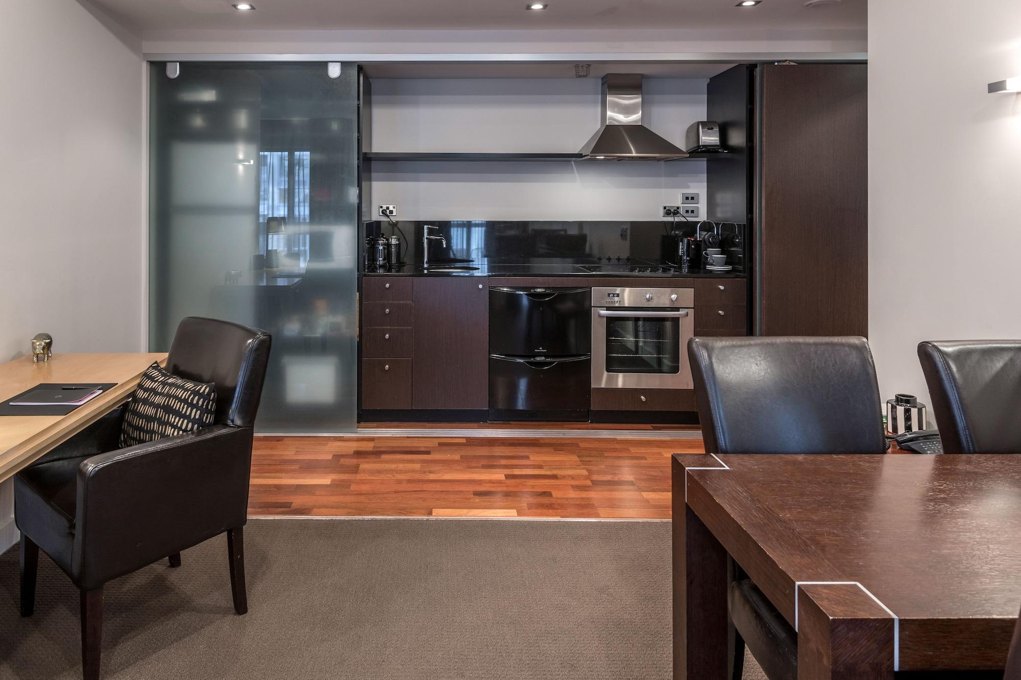 คิวที เวลลิงตัน อพาร์ตเมนต์ Hotel ภายนอก รูปภาพ A kitchen in a serviced apartment