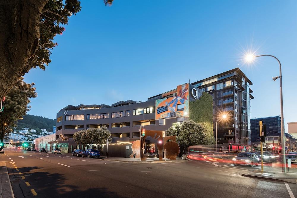 คิวที เวลลิงตัน อพาร์ตเมนต์ Hotel ภายนอก รูปภาพ The building at night