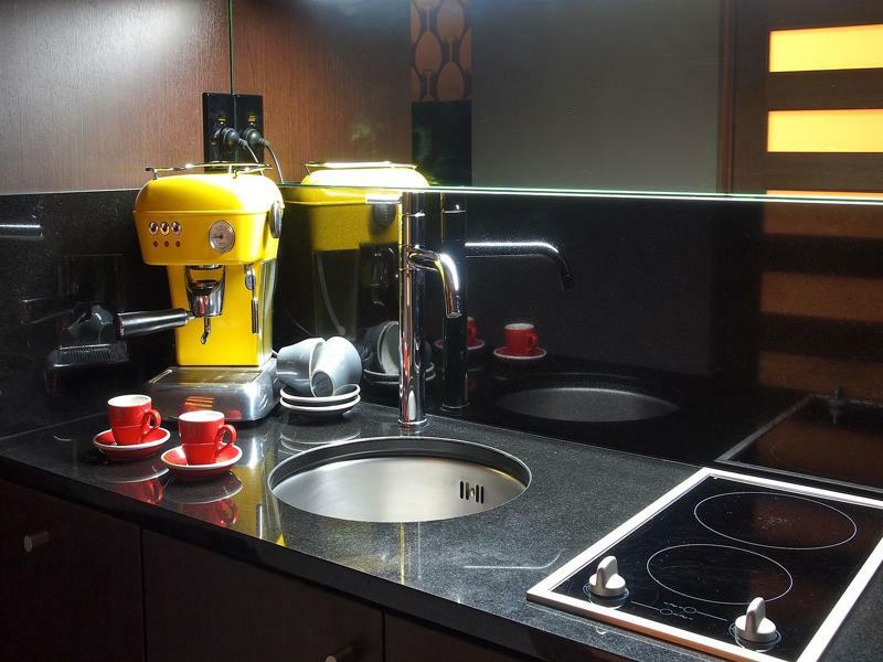 คิวที เวลลิงตัน อพาร์ตเมนต์ Hotel ภายนอก รูปภาพ A kitchen with a built-in sink